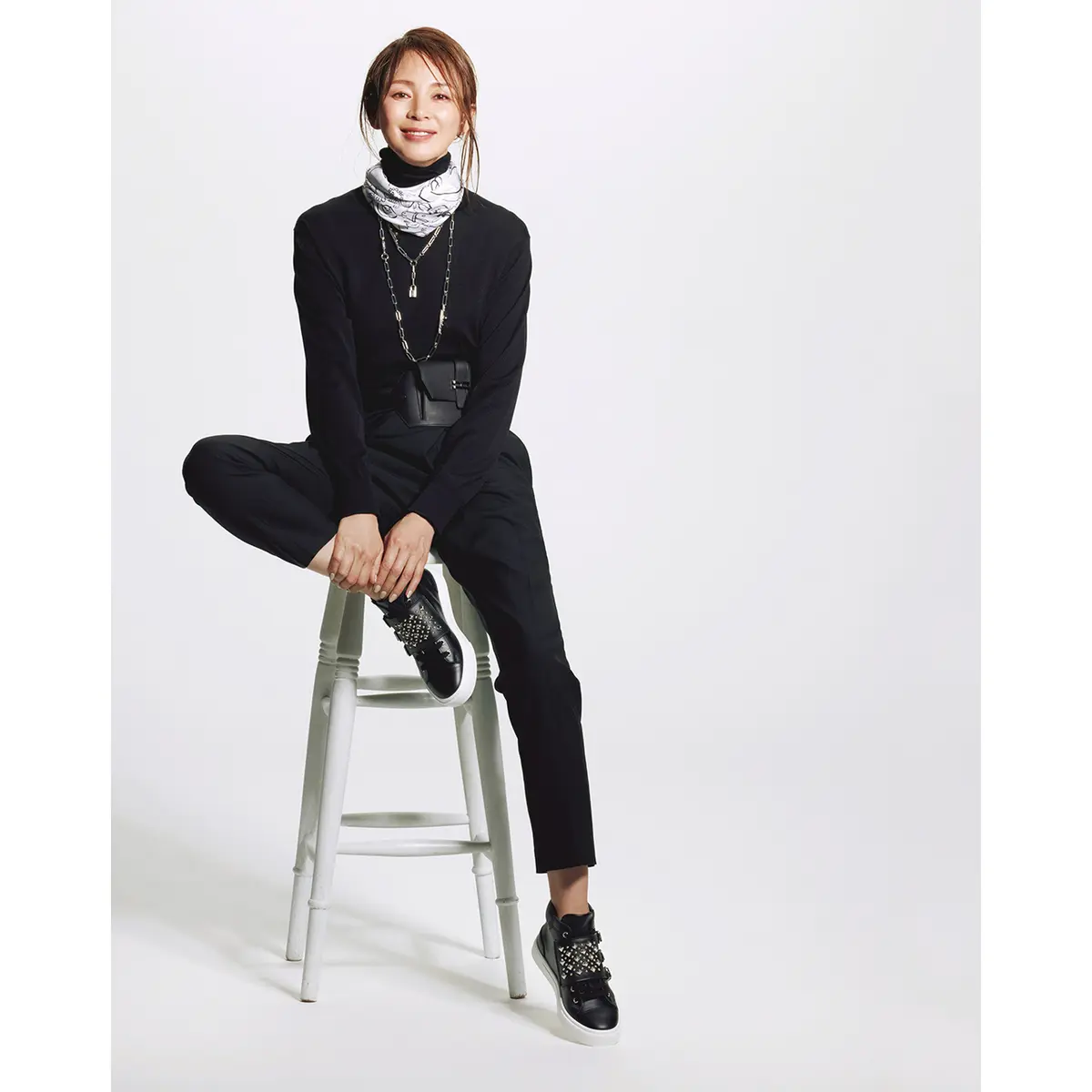 タートルネックトップスとスリムパンツの黒コーデ　モデル・SHIHO