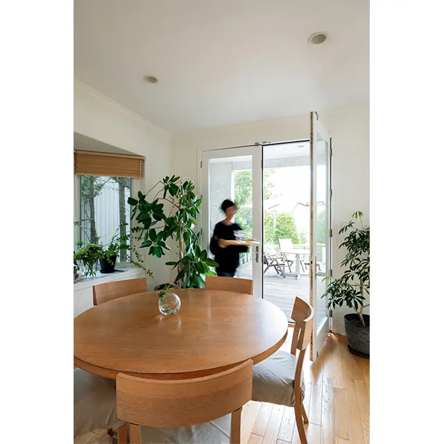リビング横のダイニングにはグリーンがいっぱい