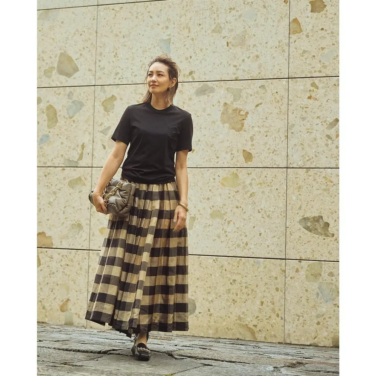 大ぶりなチェック柄スカートを黒Tシャツで引き締める。最高気温29℃｜9/18(月)【50代の毎日コーデ】