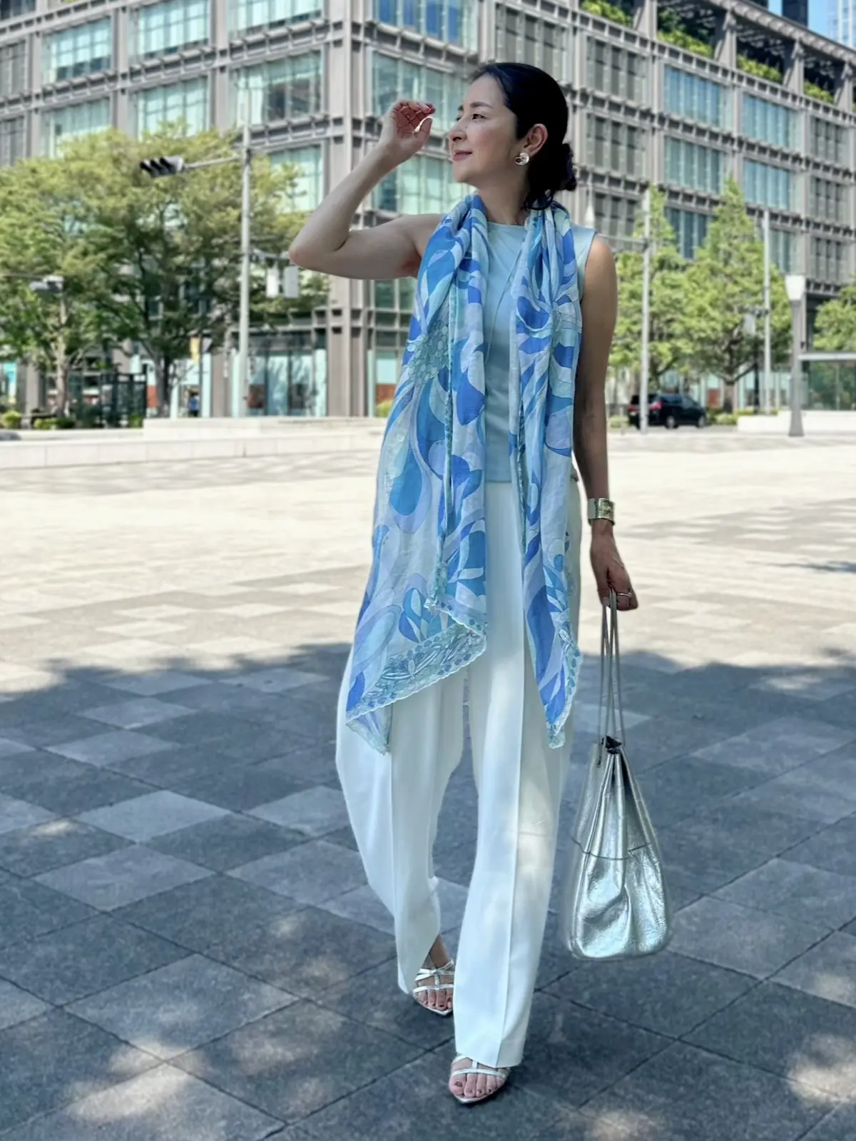 ユニクロ　白タックワイドパンツ　ライトブルーのノースリーブカットソー　シルバーサンダル　シルバーバッグ　ブルー系柄物ストール