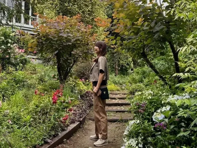 スニーカーコーデでバラの季節におすすめのCafe＆お散歩☆