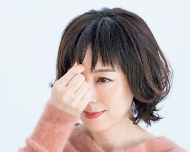 やわらかめのワックスをつけてWバングを整える