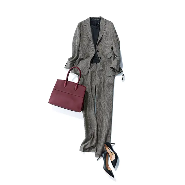 グレンチェックのジャケット＆パンツには 小物でフェミニンをひとさじ