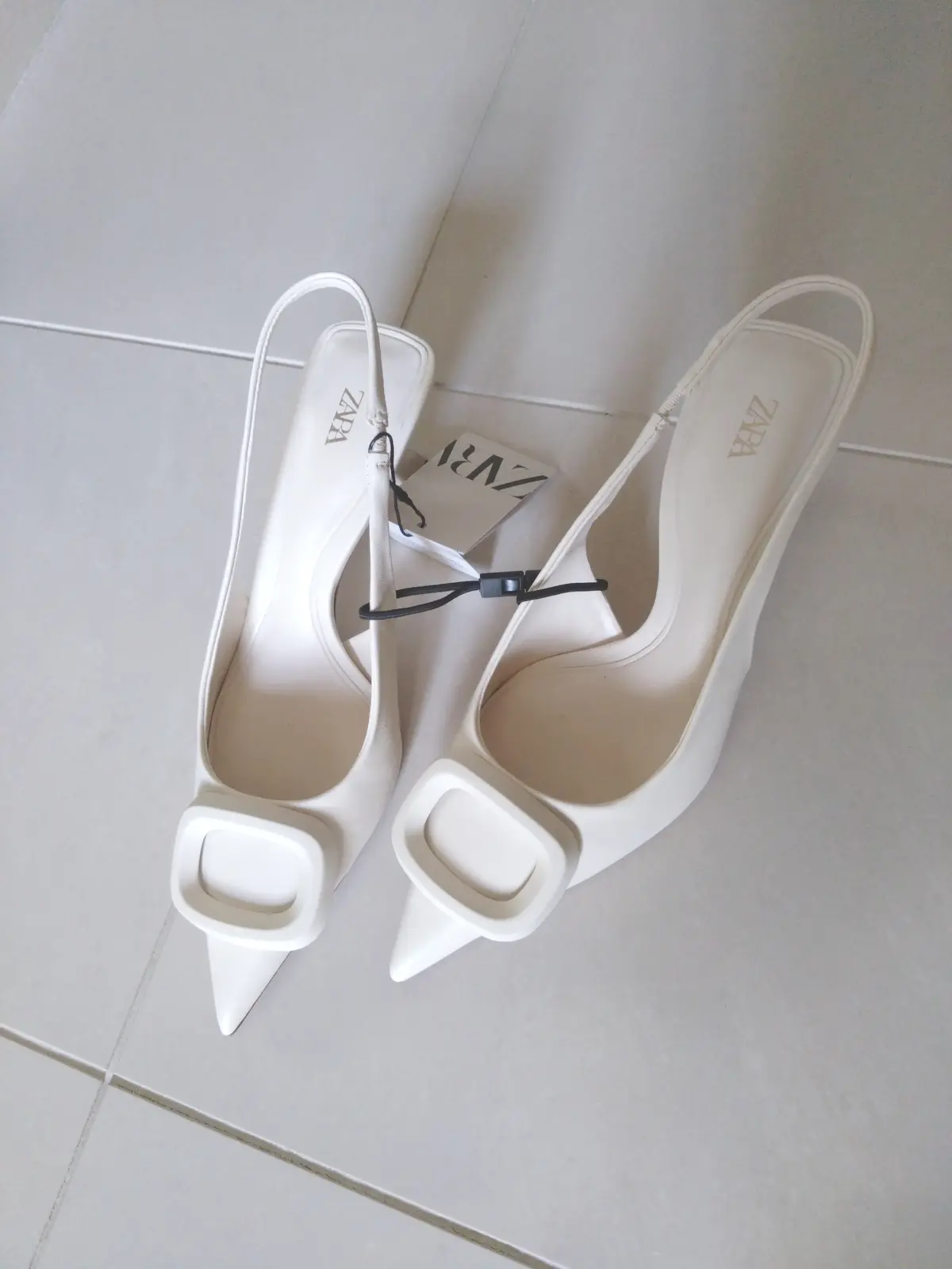 ザラのケープブレザー、プラステのリネンブレンドスティックパンツ、スタイルデリのブラウス、シャネルのマトラッセ、ザラのスリングバックハイヒール