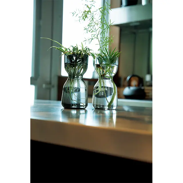 小さなグリーンが映える花器いろいろ