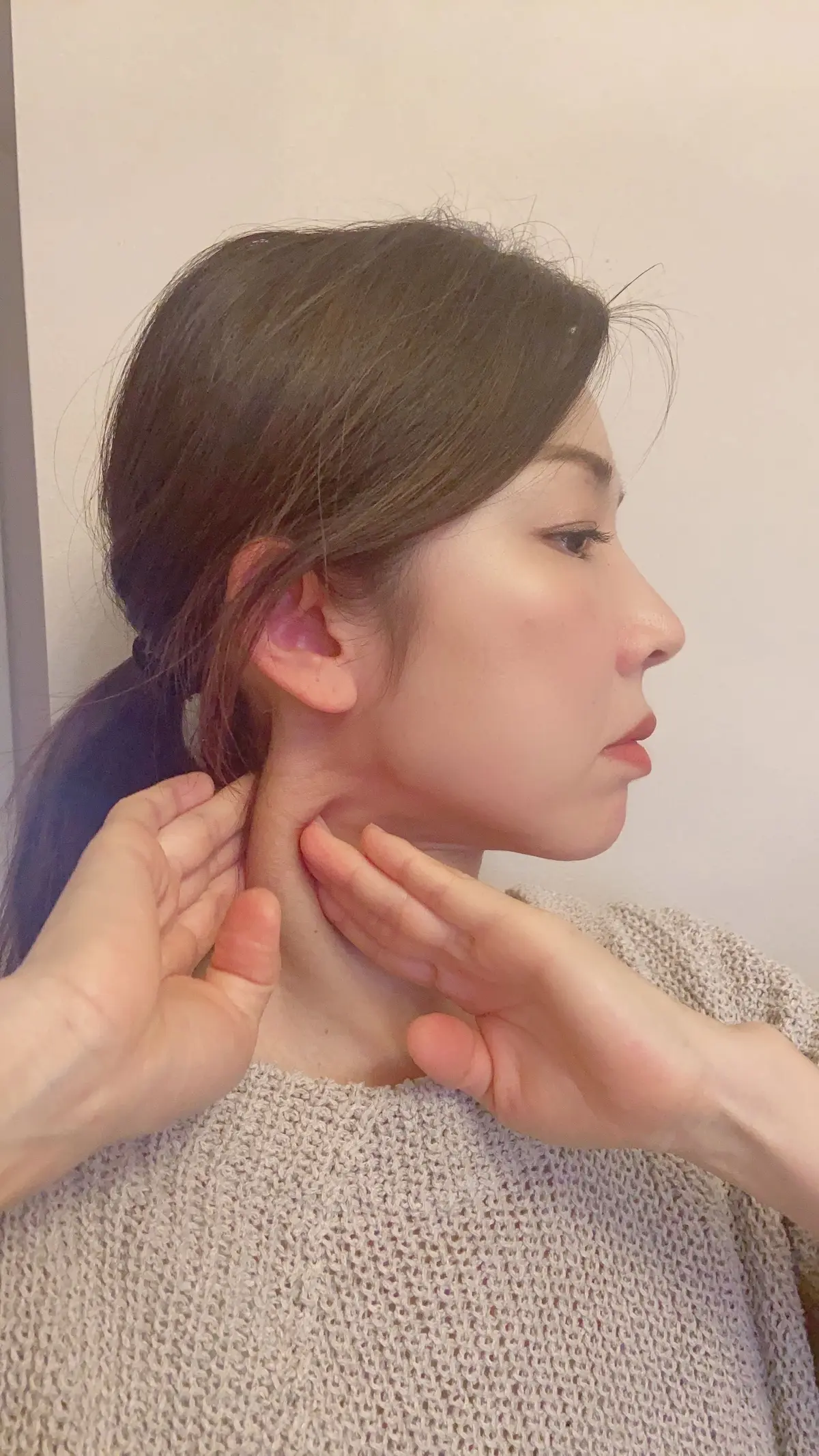 耳下から鎖骨にかけて