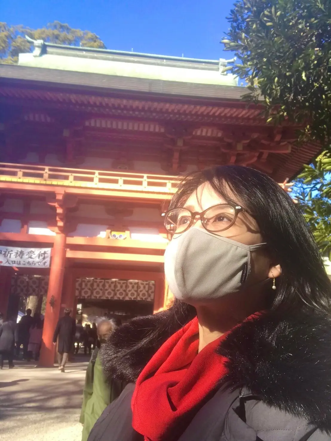 楼門にてたたずむ女性