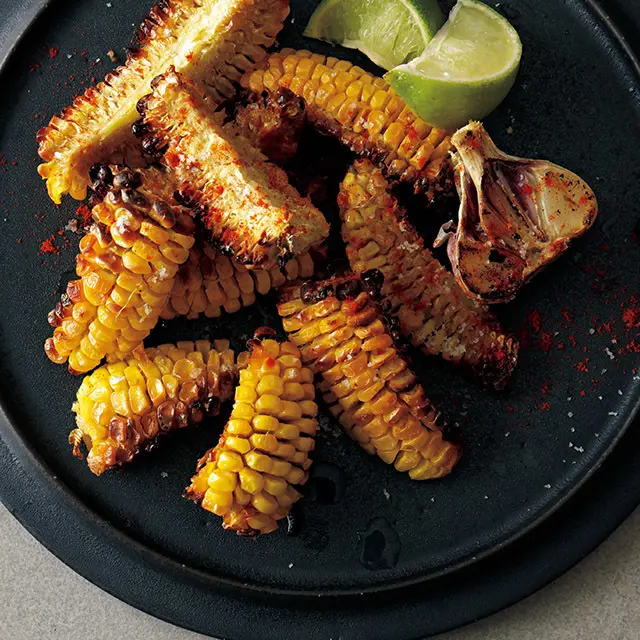 ピリ辛味でお酒も進むおいしさ「焼きとうもろこしのチリ風味」