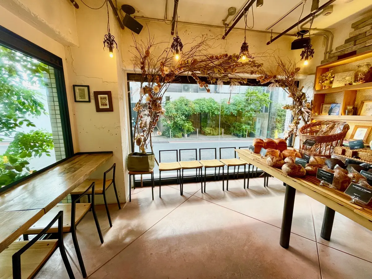 バルティザン ブレッドファクトリーの店内　イートインスペース