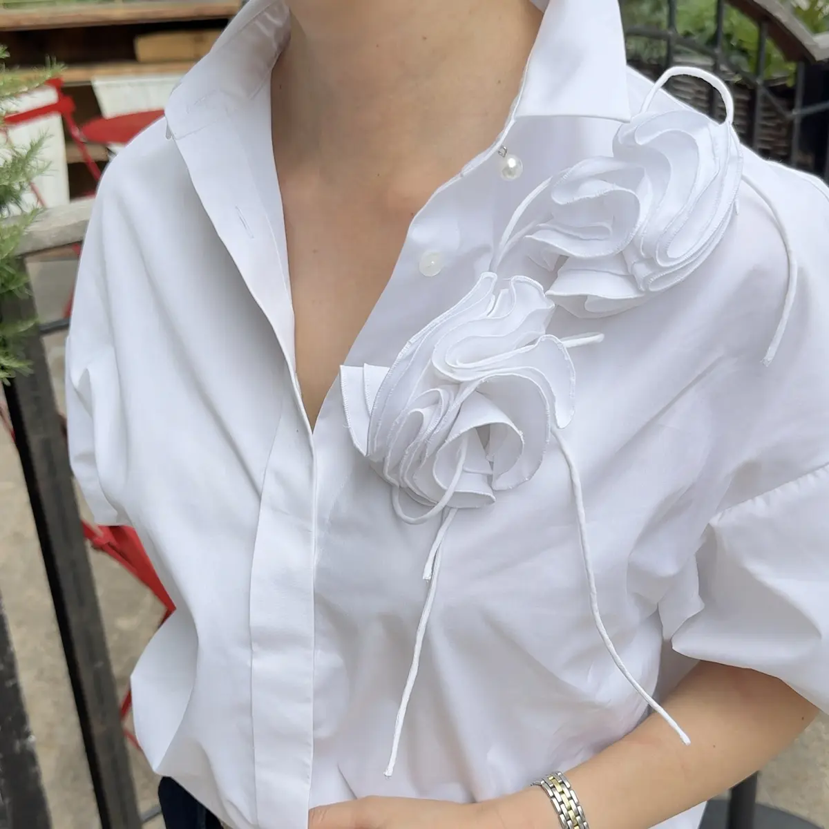 華やぎをプラスする大人の白シャツコーデの画像_2