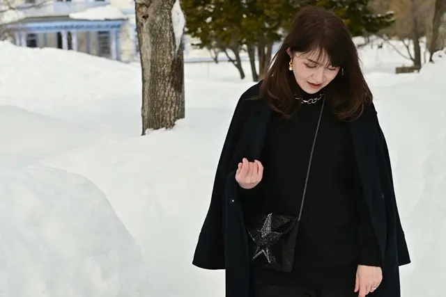 ブラックコーデに星柄のバッグをアクセントにしました