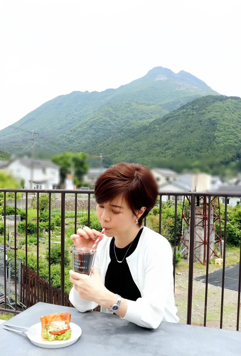 テラス席からは湯布院の象徴、由布岳がきれいに見えます。