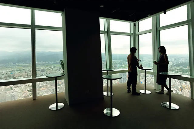 店舗右側にあるテイクアウトコーナーは、知る人ぞ知る超穴場スポット。予約不要、サービス料不要でこの絶景が楽しめる