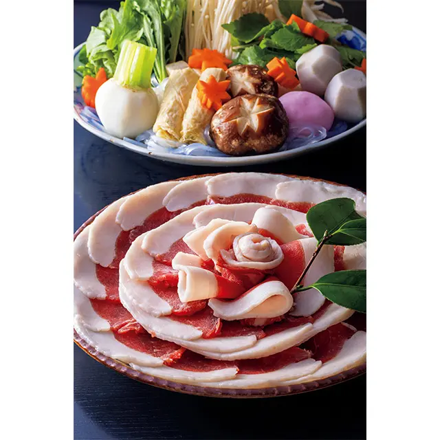 猪肉も野菜も地元や近郊のもの。ほどよい厚みに手切りしたロー ス肉を牡丹の花のように盛りつけ、野菜は冬が旬の海老芋、かぶ、 ごぼう、せり、白菜、自家栽培のしいたけなど