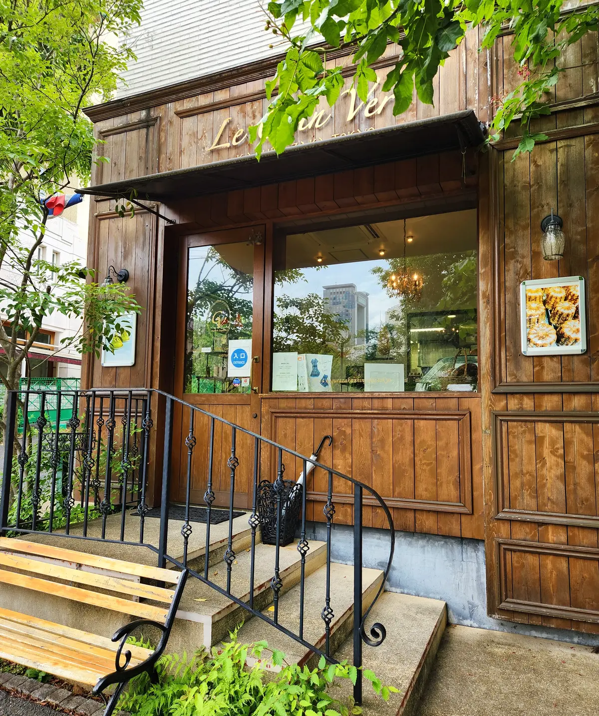 店構えからしてフランス気分が味わえます。