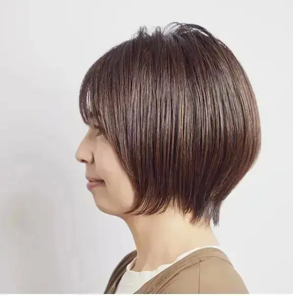ふんわりとした分け目が若々しいショートヘア
