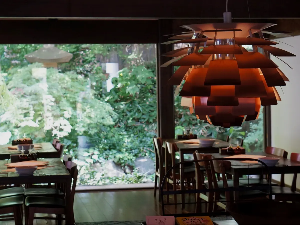 暖ブラウン＋白小物を身につけての画像_1