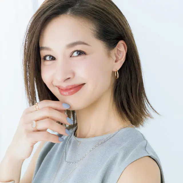 ノースリーブトップスコーデの稲沢朋子