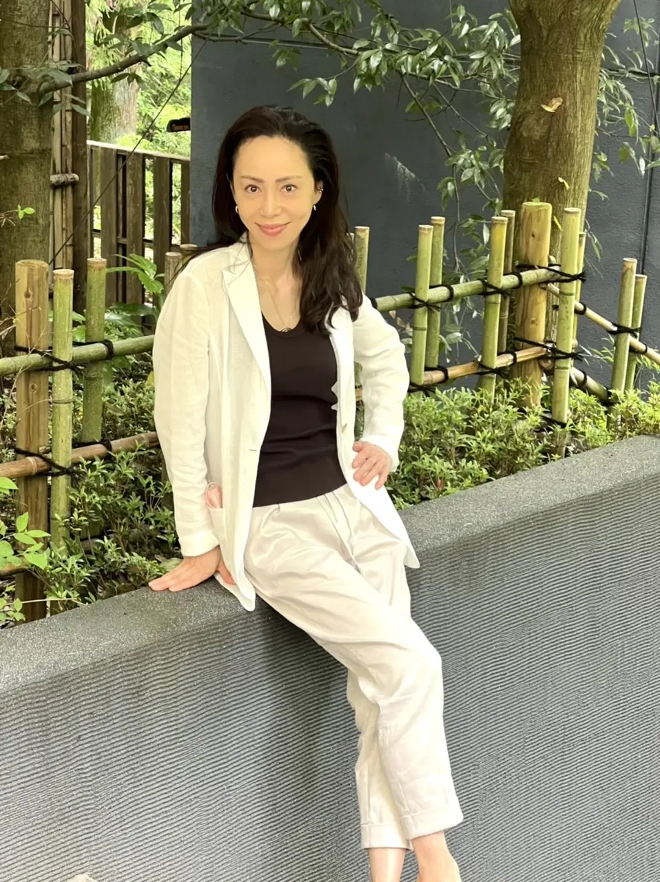 スタッフが作られた竹の柵を背景に