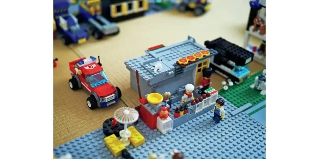 飼い猫が姿を消して悲しんだ娘のために寬次郎は猫の木彫を制作。こちらはそのブロンズ版