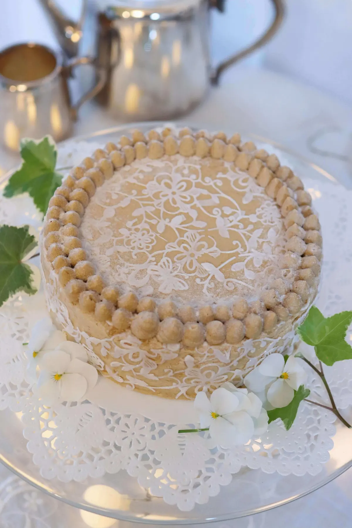 シュガーベールという砂糖菓子で作ったレースを張り付けたコーヒークリームのケーキ