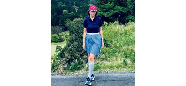 『ユニクロ×JWアンダーソン』のプリーツスカートの甘さを紺ポロシャツで引き算