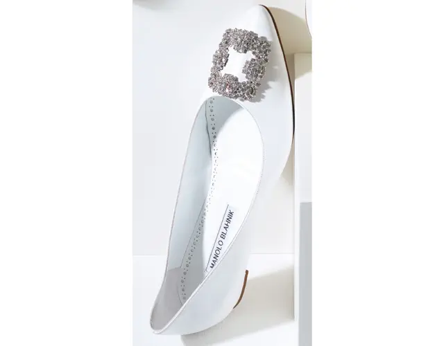 靴￥169,400／ブルーベル・ジャパン（マノロ ブラニク）