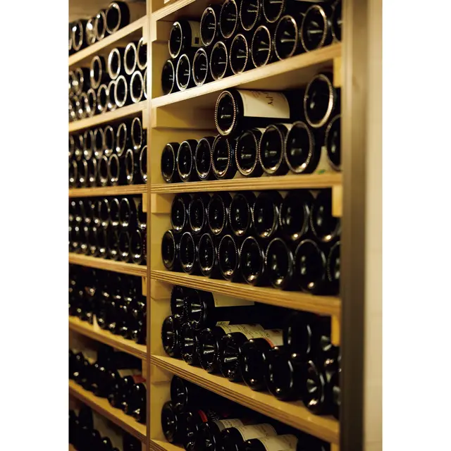 カーヴにはブルゴーニュを中心にした上質なワインがそろう