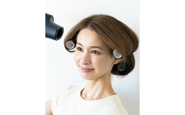 カーラーを巻いた部分にドライヤーの弱風を当てて温める。