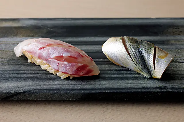 （左から）ハタは柚子の搾り汁とペルシャの岩塩で提供。脂の甘さが感じられる。優しい酢締めのコハダ
