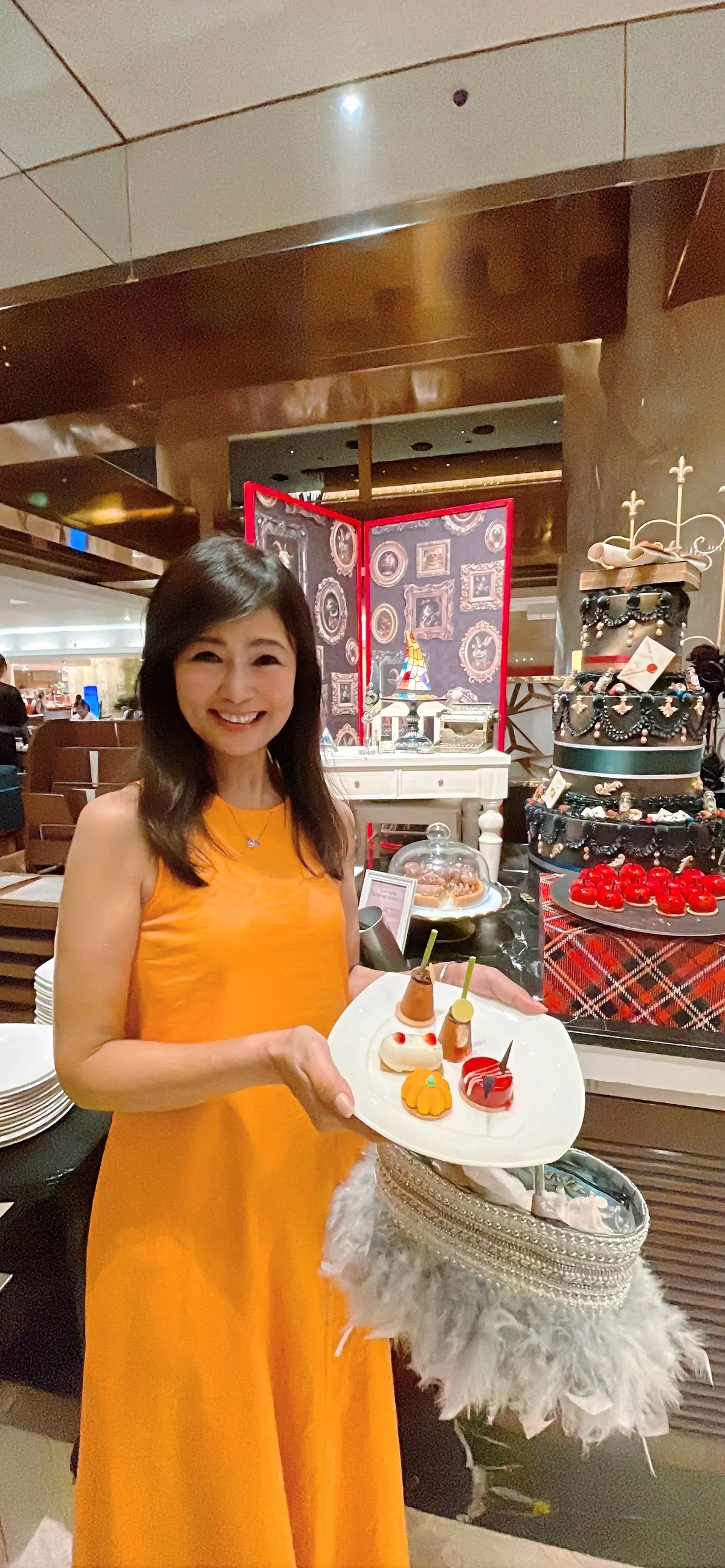マロン、マロンタルト、マロンケーキ、栗、魔女と魔法使いの学校、ヒルトン、Hilton、ヒルトン東京、Hilton Tokyo、Hilton TOKYO、マーブルラウンジ、ヒルトン東京マーブルラウンジ、Marble Lounge、期間限定、秋のスイーツビュッフェ、スイーツ、ビュッフェ、スイーツビュッフェ、ケーキ、デザート、オレンジ、ワンピース、ノースリーブ、ノースリーブワンピース、Aラインワンピース、シンプルワンピース、ロングヘア、ダイヤ、ジュエリー、ペンダント、一粒ダイヤ、羽、羽バッグ、カゴバッグ、バッグ、ビジューバッグ、グレー、グレーバッグ、パンプキン色、ハロウィン、ハロウィン風、ハロウィン風ワンピース、ハロウィン、ハロウィンイメージ、ハロウィンカラー、ハロウィンオレンジ、