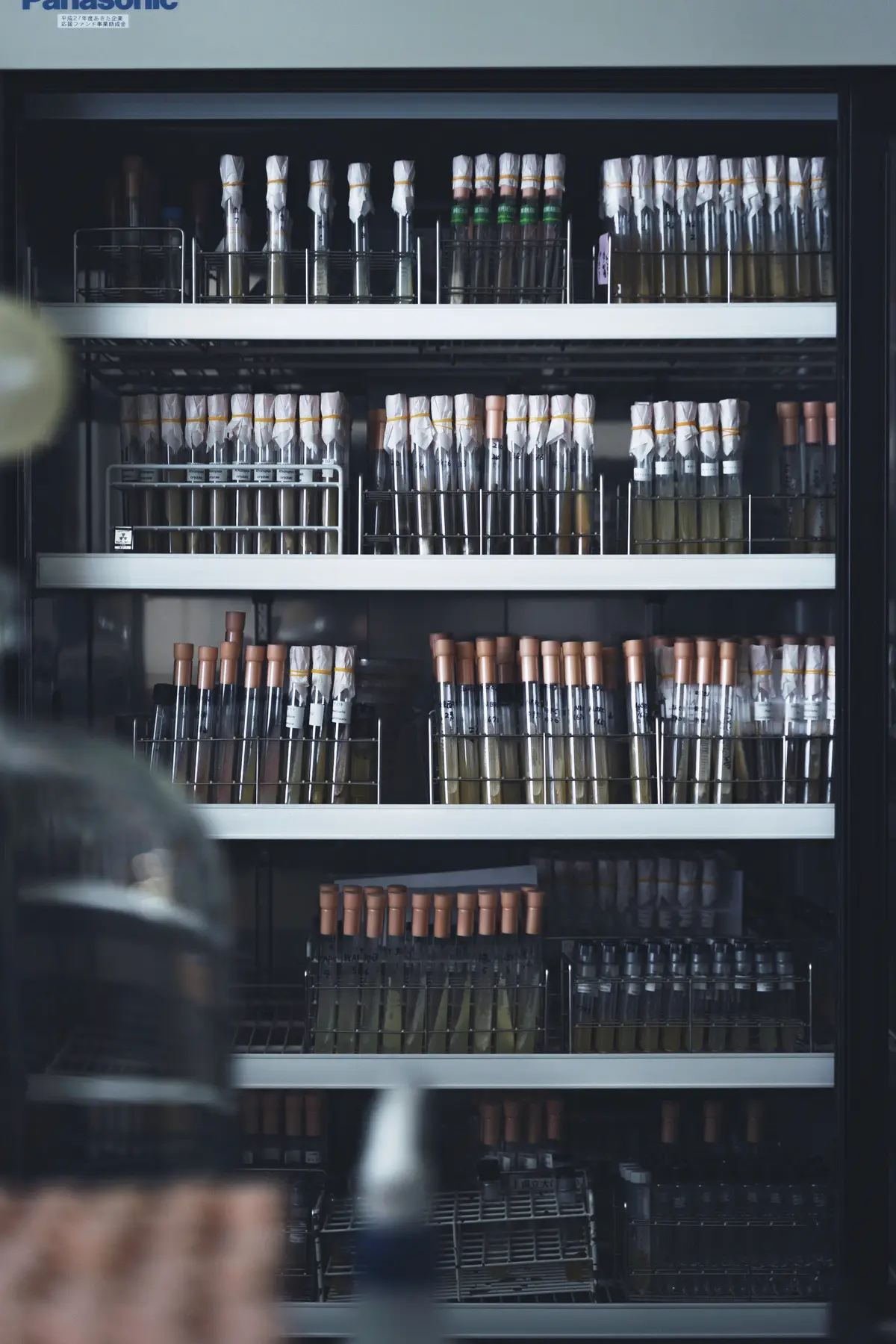 FASがこだわったのは、素材そのものがもつ可能性と、 その力を最大限に引き出す洗練された処方開発、 そしてエビデンス研究だ。いかに優れた成分でも、 肌に届かなければ意味がない。そんな思いのもと、 確かなソリューションへと導いてくれるのは、 豊富な化粧品開発の経験をもつフォーミュレーターの存在。 黒米発酵液※2に保湿成分プロパンジオールを かけ合わせるなど、FASが誇る唯一無二の処方は、 ここから生まれているのだ。