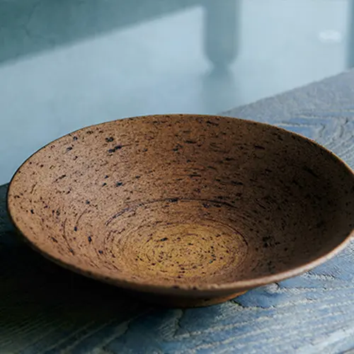 数々の星つきレストランで使用される釋永岳の器「GAKU」（φ23×H5.5㎝）￥16,500