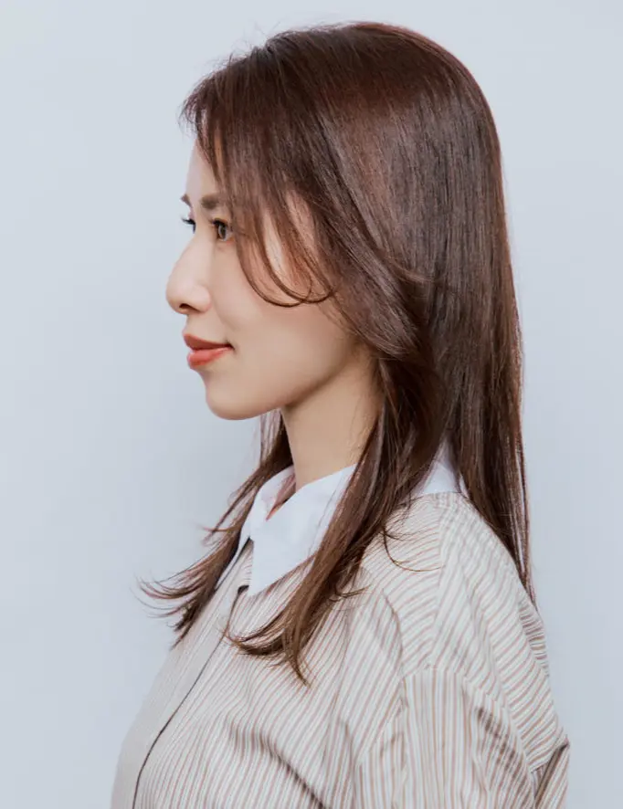 Webエクラ 横から見たセミロングヘアスタイル