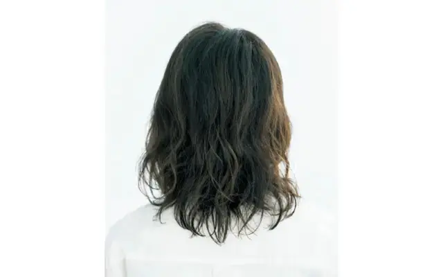 うねりグセを生かした「抜け感ウェーブヘア」