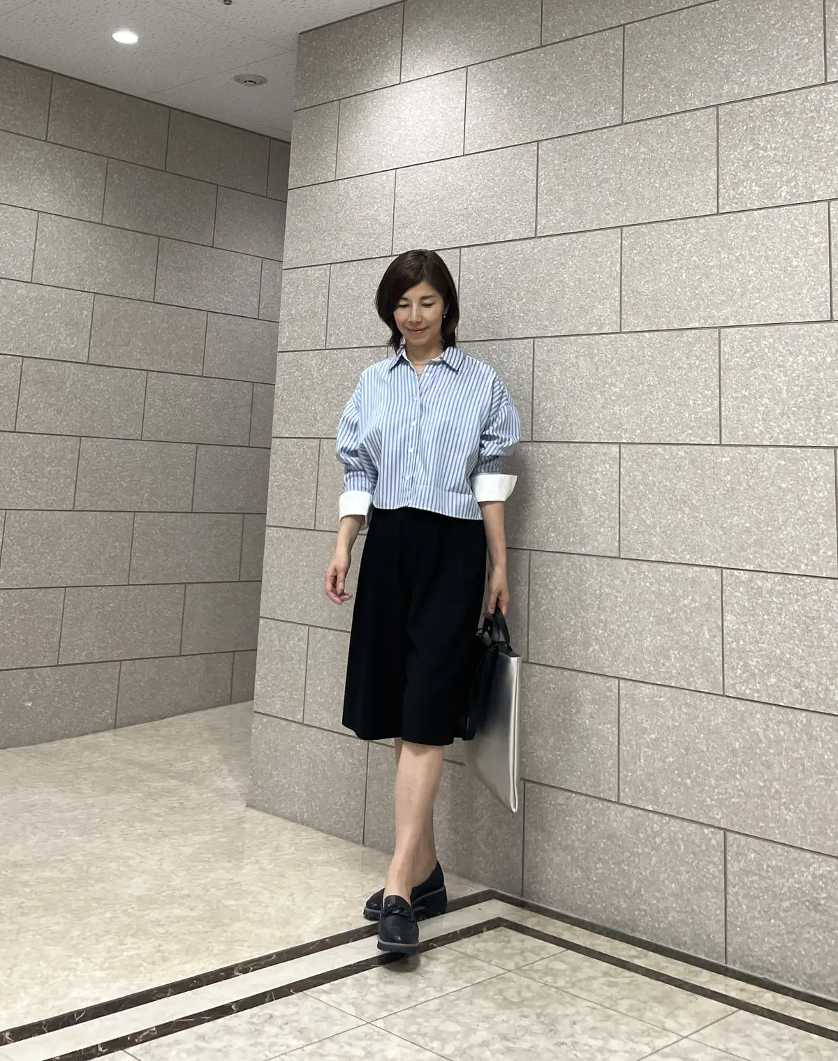 ショート丈の新ブルーシャツで大人コーデの画像_2