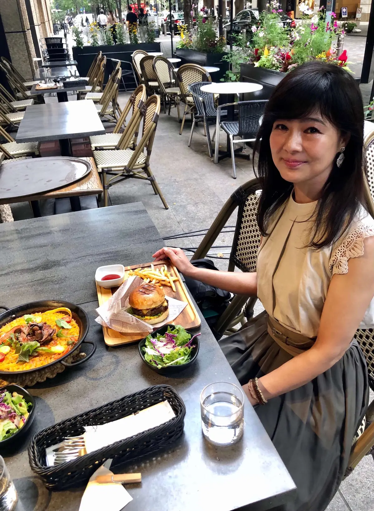 The New York Times 絶賛のハンバーガーとプライムリブのパエリア。テラス席で。