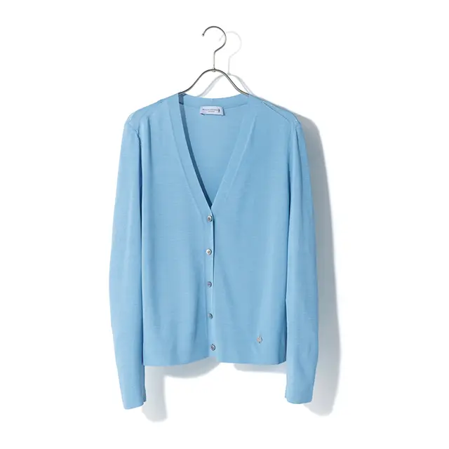 発色のよい顔映えブルーはつかず離れずのさらりとした着心地