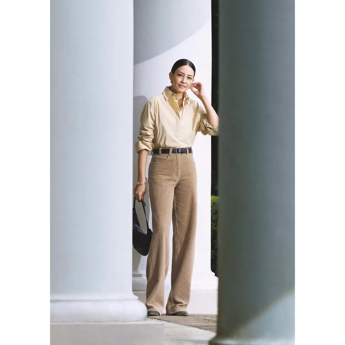 クリームベージュのシャツにライトブラウンのコーデュロイパンツを合わせたコーディネート　モデル・RINA