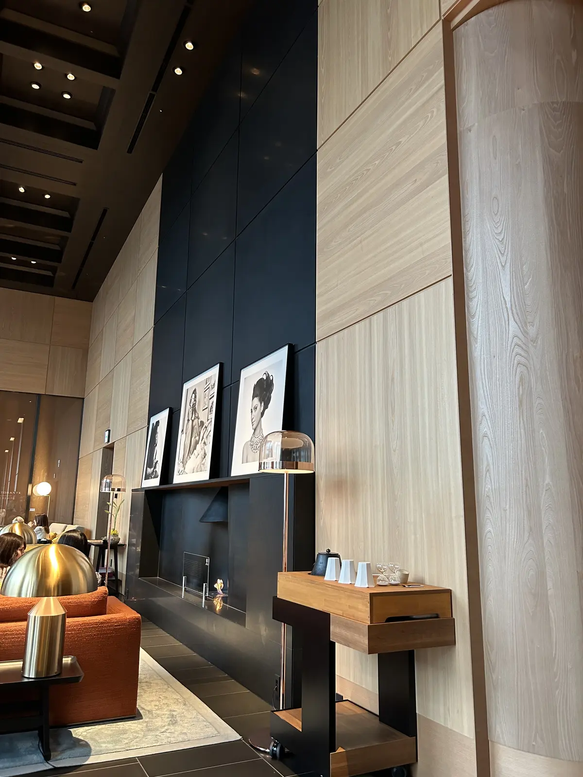 お客様がいたので、全体を写せませんでしたが、「ザ・ラウンジ」の一部。次回はこちらでアフタヌーンティーもしてみたい(^^)