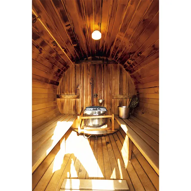 バレルサウナの内部。サウナストーンに水をかけて湿度と温度を上げる作業“ロウリュ”をセルフで行えるのがうれしい