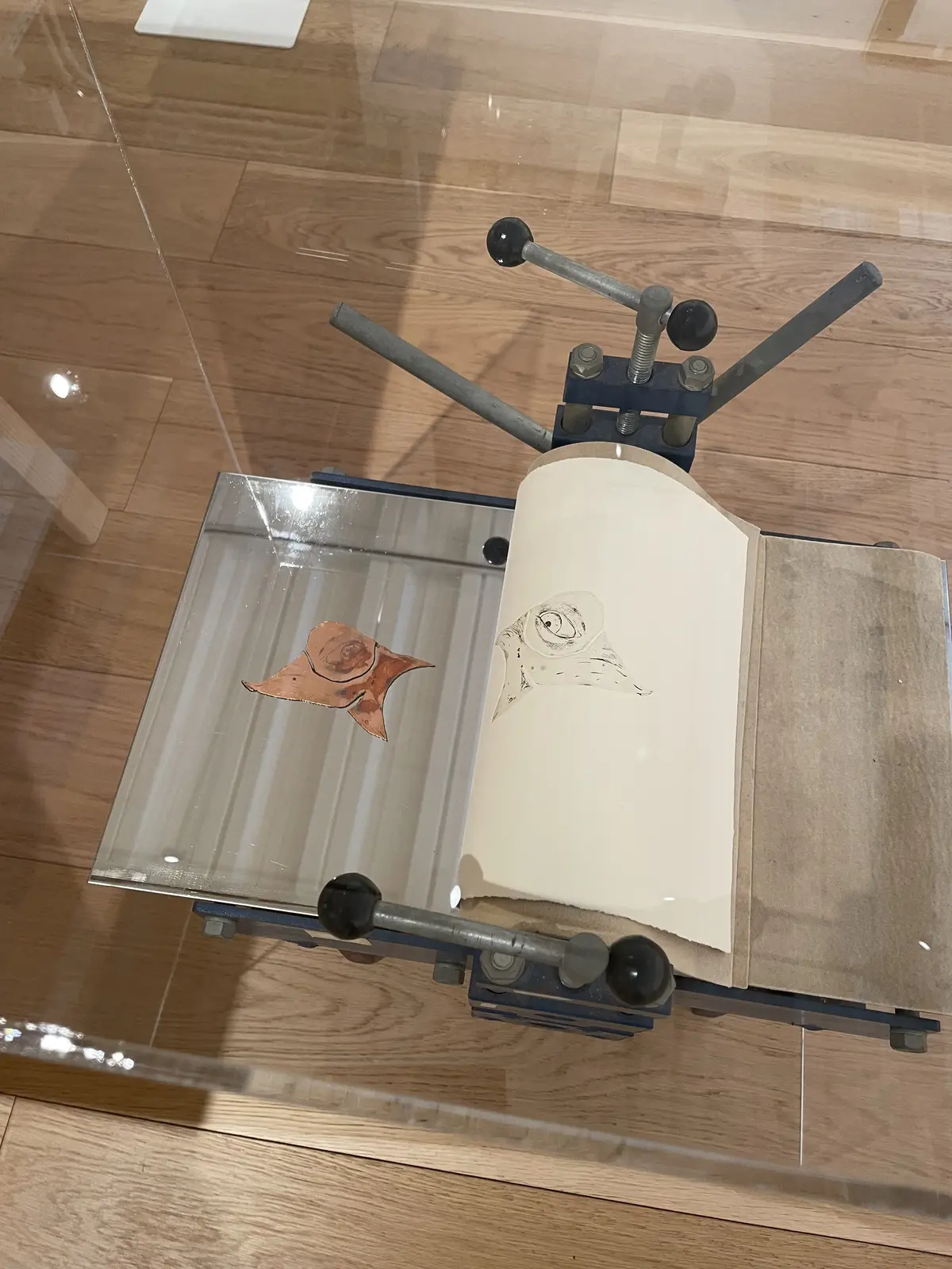 印刷機械、銅版画印刷、銅版画印刷機械、制作道具、早稲田、館内、早稲田大学、早稲田大学 国際文学館、村上春樹ライブラリー、銅版画作家、山本容子、作品展、山本容子版画展