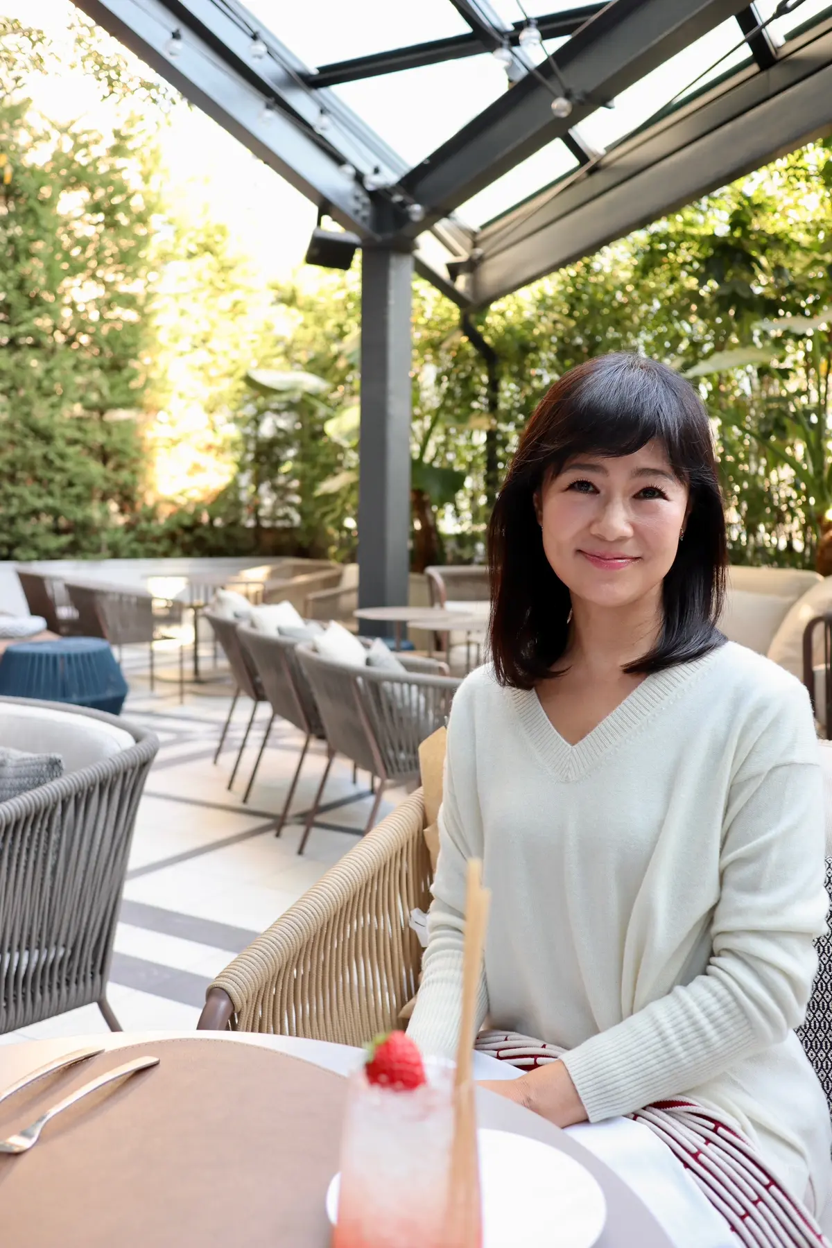 District – Brasserie, Bar, Lounge、キンプトン新宿東京、ディストリクト ブラッスリー・バー・ラウンジ、テラス、テラス席、ソファ、ソファ席、ランチ、アフタヌーンティー、いちごアフタヌーンティー、新宿、ホテル、白、白ニット、カシミヤ、カシミヤ100%、SDGS、ボブ、ミディアムヘア、春服、冬服、ヘアチェンジ、イメチェン、いちご、暖かい、柔らかい、Ｖネック、スタイルアップ、ゆるり感、さりげない、春コーデ、春服コーデ、冬コーデ、春ファッション、可愛い、綺麗め、きれいめ、楽しい、嬉しい、幸せ、爽やか、気持ちいい、気持ちのいい空間、くつろぐ、ゆったり、プライベート感、特別感、貸し切り状態、新鮮、爽やか、穏やかな時間、寛ぐ、くつろぐ空間、くつろぐ席、ゆったり席。