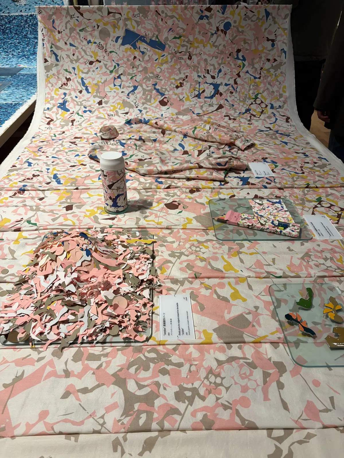 切り抜かれた紙片から、偶然生まれた色彩豊かなテキスタイル