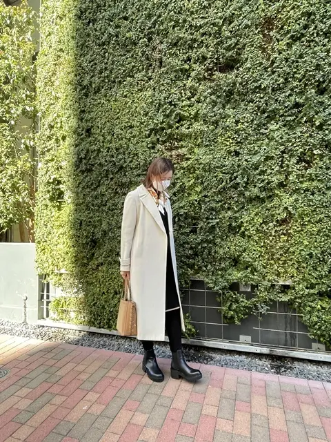 サイドゴアブーツと黒のワンピース