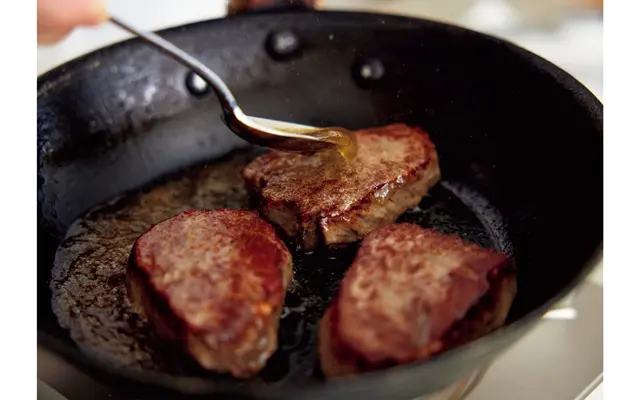 回しかける油の熱で火を入れる