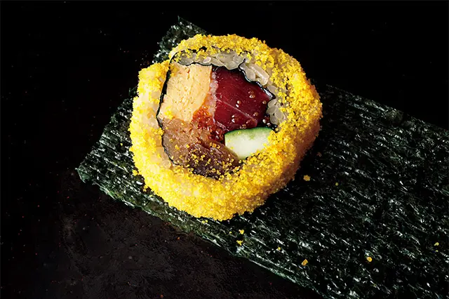 トビコ、海老おぼろ、卵焼き、きゅうり、ホタ テの佃煮、かんぴょうと具材たっぷりの巻き物。