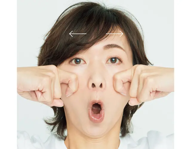 《step2》カギ形に曲げた人さし指を頰骨の内側に