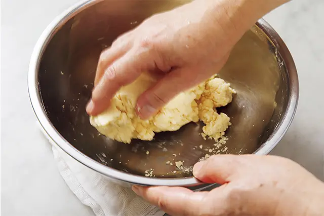 最後は指先を使って生地をまと め、ボウルの中を転がす。