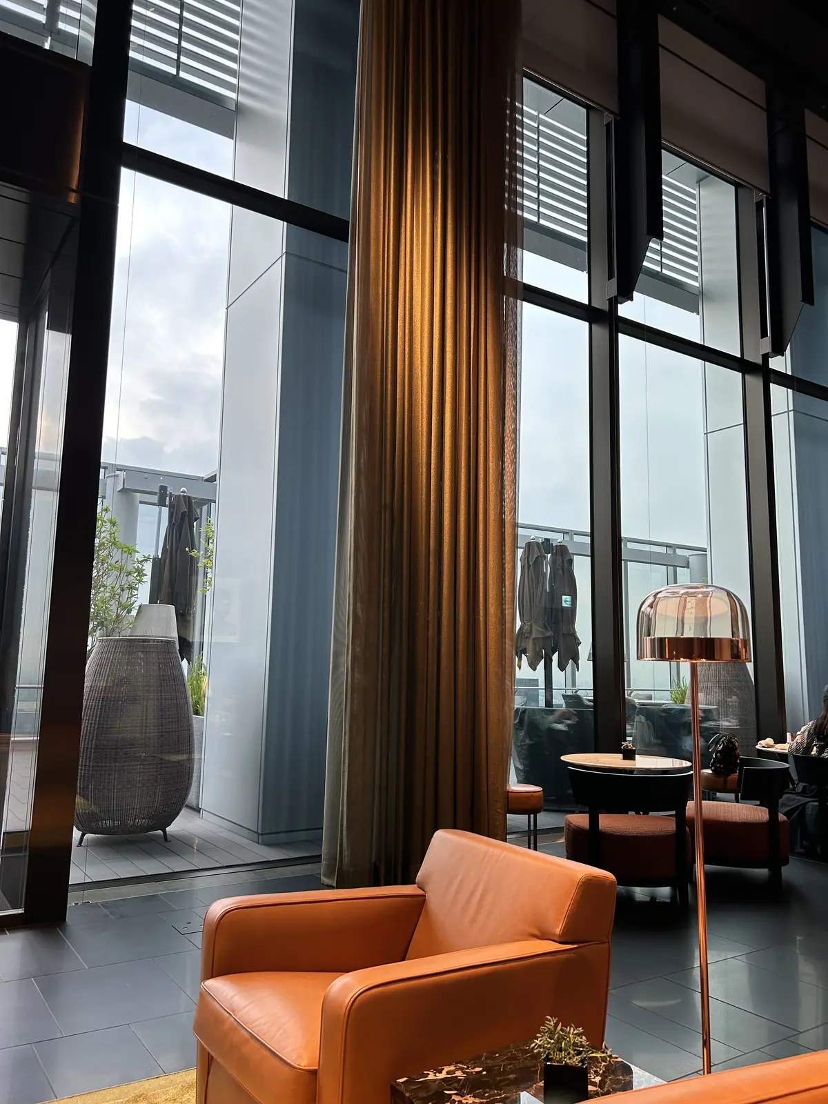 生憎のお天気。お天気が良ければ、外のお茶も気持ち良さそうです。